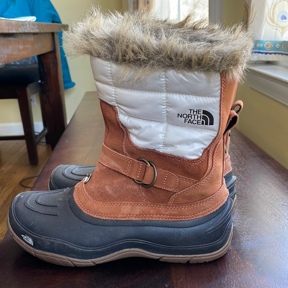 North Face Womens slide on duck boot with fur trim.